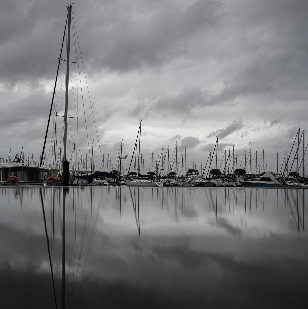 An der gesamten französischen Atlantikküste gilt bis zum Abend Überschwemmungsgefahr durch Sturmwellen. - Foto: Philippe Lopez/AFP/dpa