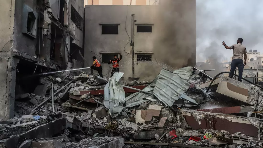 Israel hat den Gazastreifen abgeriegelt und unternimmt massive Luft- und Bodenangriffe. - Bild: Mohammad Abu Elsebah/dpa
