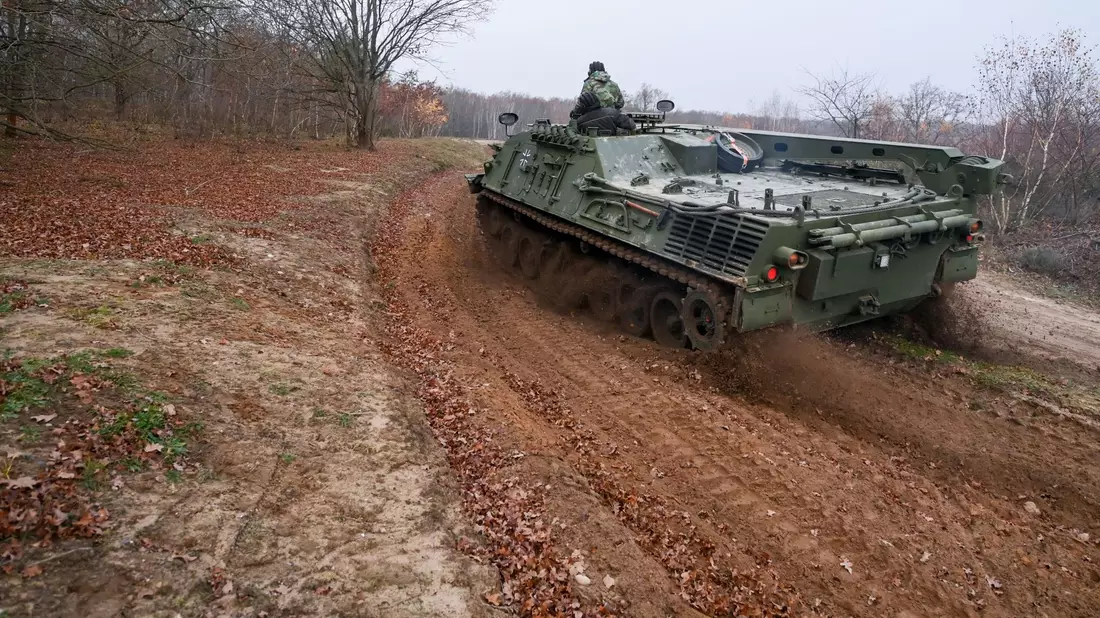 Ein Zivilpanzer verdichtet in Sielmanns Naturlandschaft Döberitzer Heide Trassen, damit sich dort Pfützen für Urzeitkrebse bilden können. - Bild: Jens Kalaene/dpa-Zentralbild/dpa