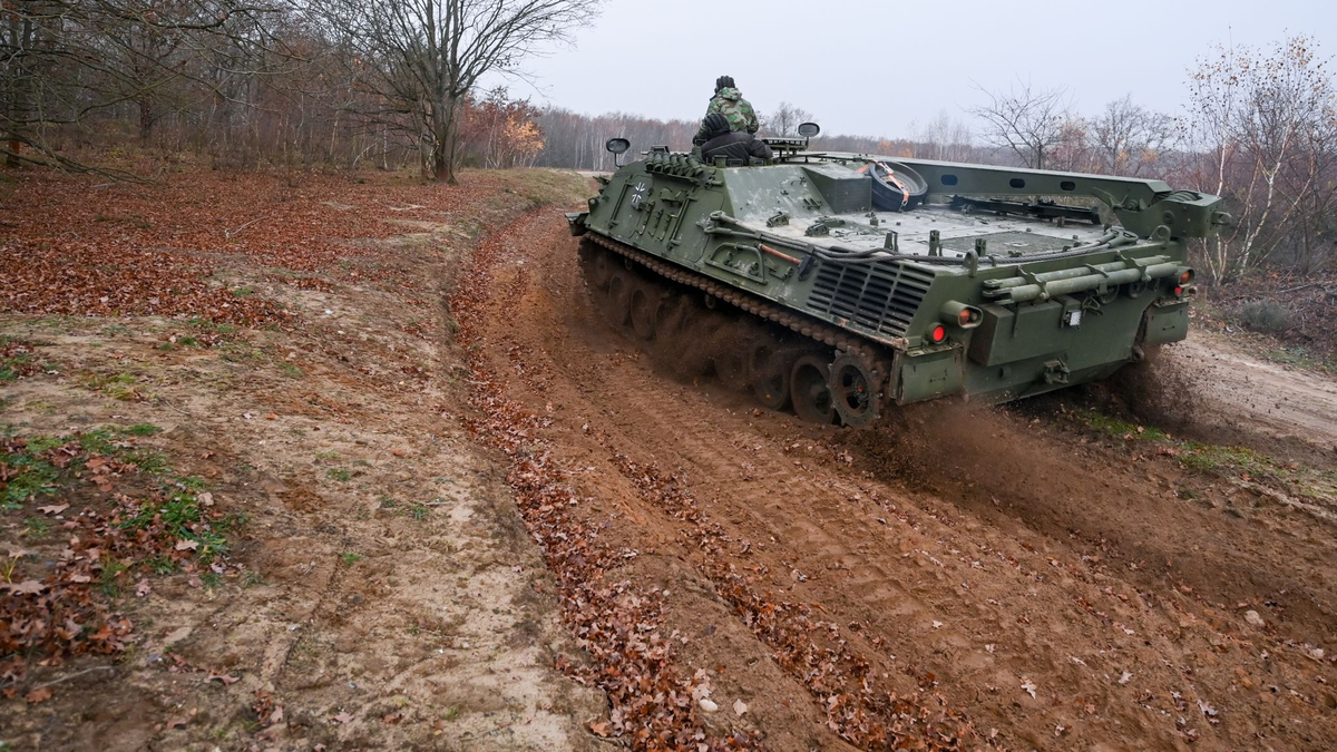 Ein Zivilpanzer verdichtet in Sielmanns Naturlandschaft Döberitzer Heide Trassen, damit sich dort Pfützen für Urzeitkrebse bilden können. - Foto: Jens Kalaene/dpa-Zentralbild/dpa