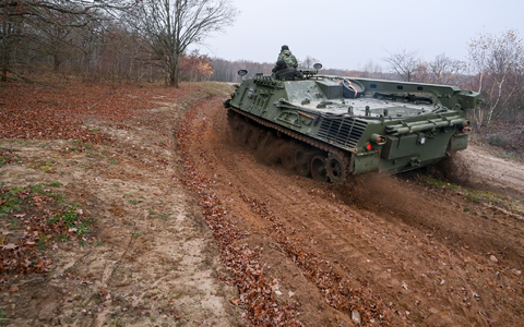 Ein Zivilpanzer verdichtet in Sielmanns Naturlandschaft Döberitzer Heide Trassen, damit sich dort Pfützen für Urzeitkrebse bilden können. - Foto: Jens Kalaene/dpa-Zentralbild/dpa