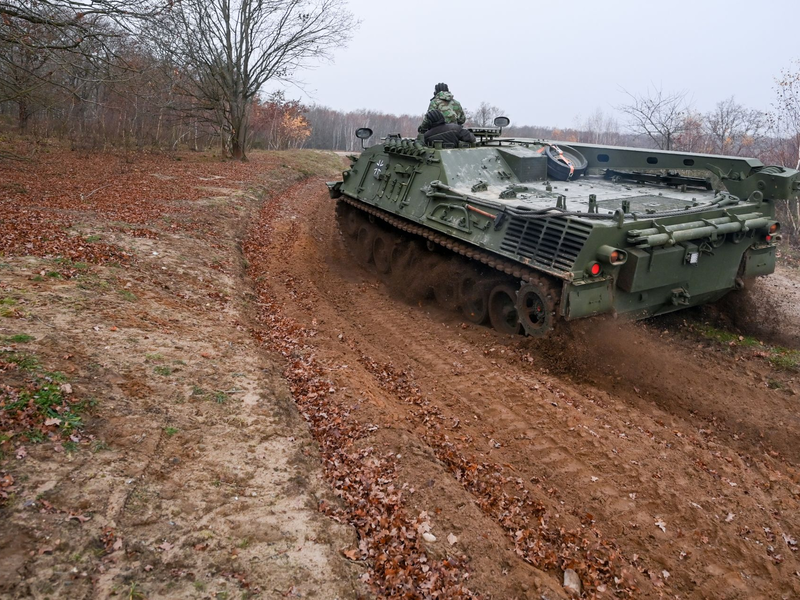 Ein Zivilpanzer verdichtet in Sielmanns Naturlandschaft Döberitzer Heide Trassen, damit sich dort Pfützen für Urzeitkrebse bilden können. - Foto: Jens Kalaene/dpa-Zentralbild/dpa