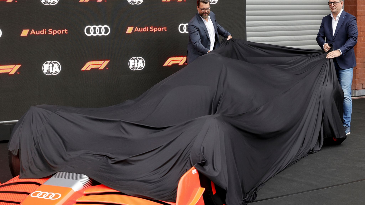 Audi-Chef Markus Duesmann (r) und Audi-Entwicklungsvorstand Oliver Hoffman. - Foto: Olivier Matthys/AP/dpa