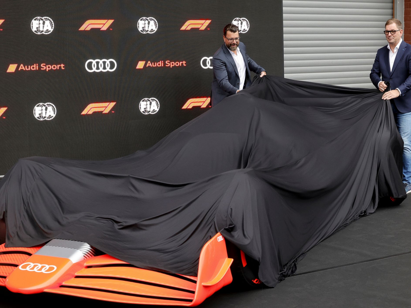 Audi-Chef Markus Duesmann (r) und Audi-Entwicklungsvorstand Oliver Hoffman. - Foto: Olivier Matthys/AP/dpa