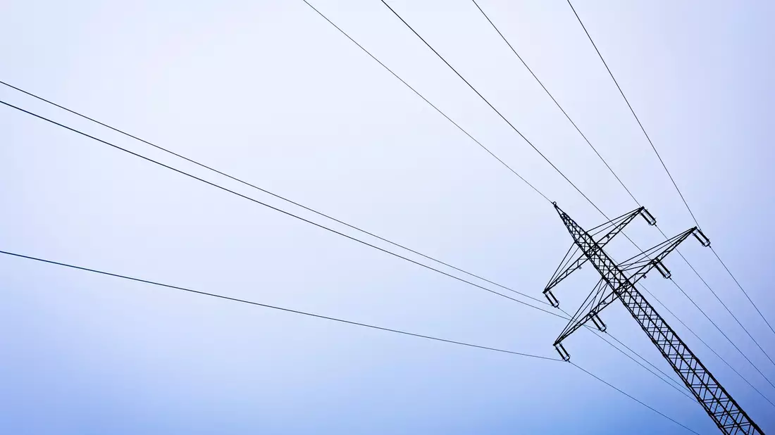 Ein Strommast steht in der Region Hannover. Deutschland verbraucht so wenig Energie wie nie zuvor. - Bild: Moritz Frankenberg/dpa