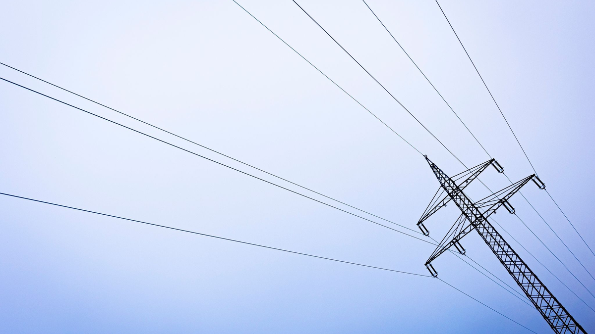 Ein Strommast steht in der Region Hannover. Deutschland verbraucht so wenig Energie wie nie zuvor. - Foto: Moritz Frankenberg/dpa