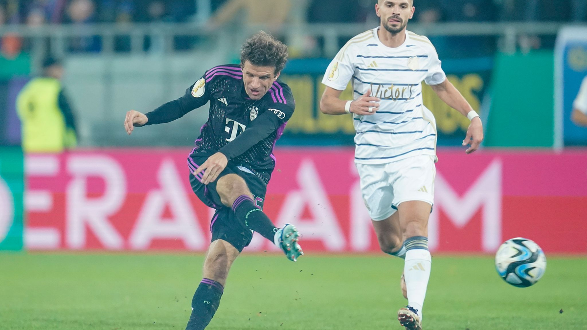 Erzielte das einzige Bayern-Tor in Saarbrücken: Thomas Müller (l). - Foto: Uwe Anspach/dpa