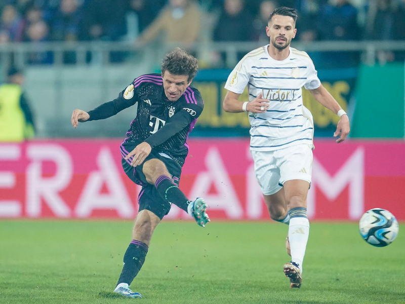 Erzielte das einzige Bayern-Tor in Saarbrücken: Thomas Müller (l). - Foto: Uwe Anspach/dpa