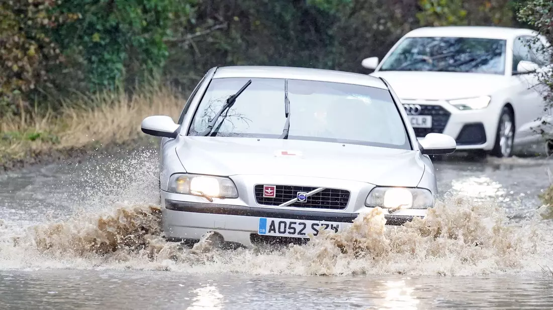Heftiger Regen und Hochwasser an der Nordküste Englands. - Bild: Owen Humphreys/PA Wire/dpa