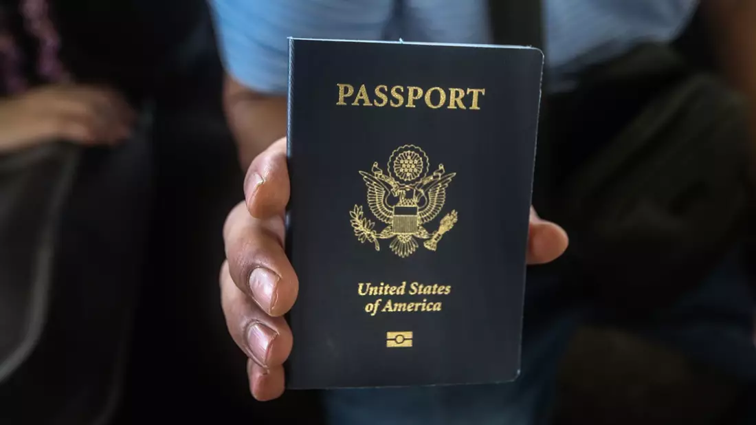 Ein US-Bürger hält seinen Reisepass in der Hand, während er am Grenzübergang zwischen dem Gazastreifen und Ägypten wartet. Ausländische Staatsangehörige aus 60 Ländern wollen ausreisen. - Bild: Mohammed Talatene/dpa