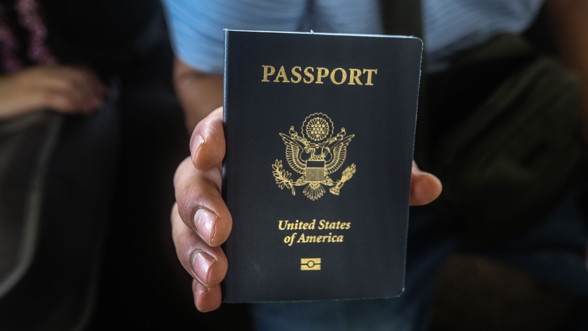 Ein US-Bürger hält seinen Reisepass in der Hand, während er am Grenzübergang zwischen dem Gazastreifen und Ägypten wartet. Ausländische Staatsangehörige aus 60 Ländern wollen ausreisen. - Foto: Mohammed Talatene/dpa