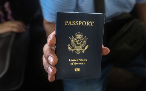 Ein US-Bürger hält seinen Reisepass in der Hand, während er am Grenzübergang zwischen dem Gazastreifen und Ägypten wartet. Ausländische Staatsangehörige aus 60 Ländern wollen ausreisen. - Foto: Mohammed Talatene/dpa