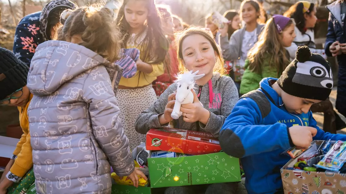 Abgabewoche von Weihnachten im Schuhkarton startet am 6.11. / Über 4.200 Abgabeorte nehmen Geschenkpakete entgegen - Bild: presseportal.de