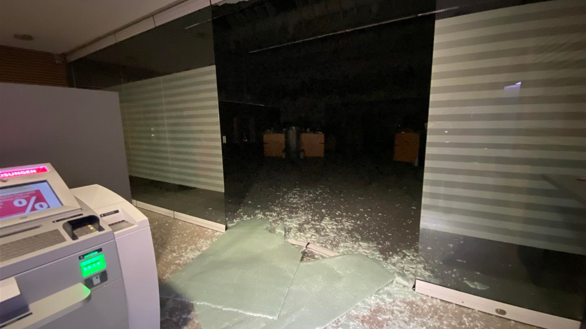 POL-PDLD: Mit dem Krankenfahrstuhl durch die Glaswand - Foto: presseportal.de