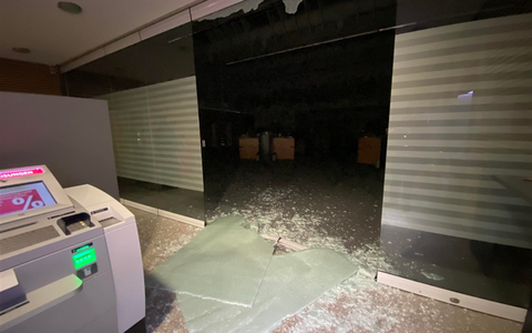 POL-PDLD: Mit dem Krankenfahrstuhl durch die Glaswand - Foto: presseportal.de