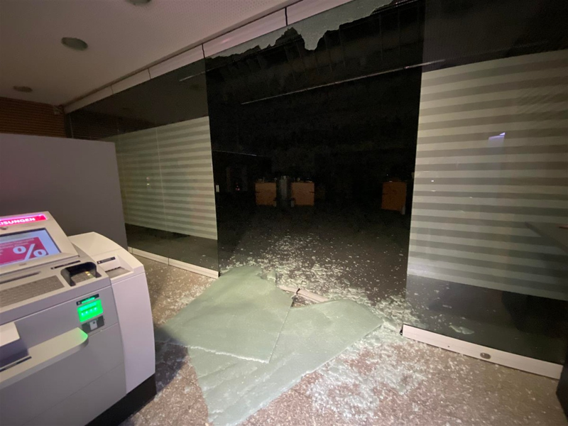 POL-PDLD: Mit dem Krankenfahrstuhl durch die Glaswand - Foto: presseportal.de