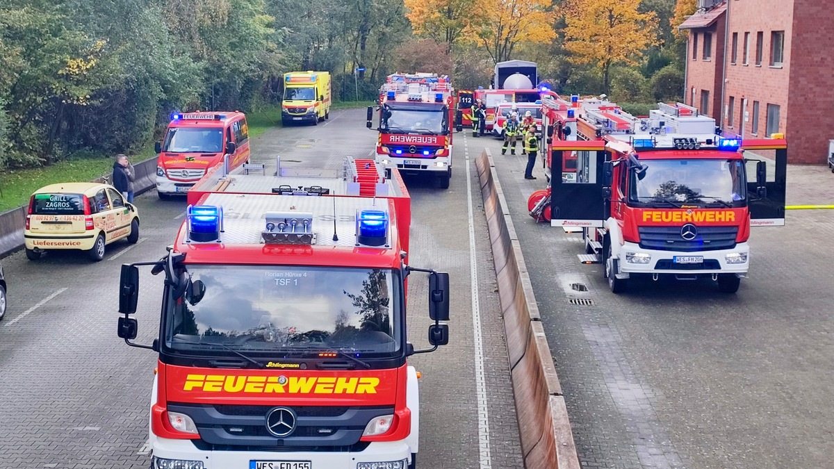 FW Hagen: Verkehrsunfall, Pkw stürzt in Volme, Person noch im Fahrzeug - Foto: presseportal.de