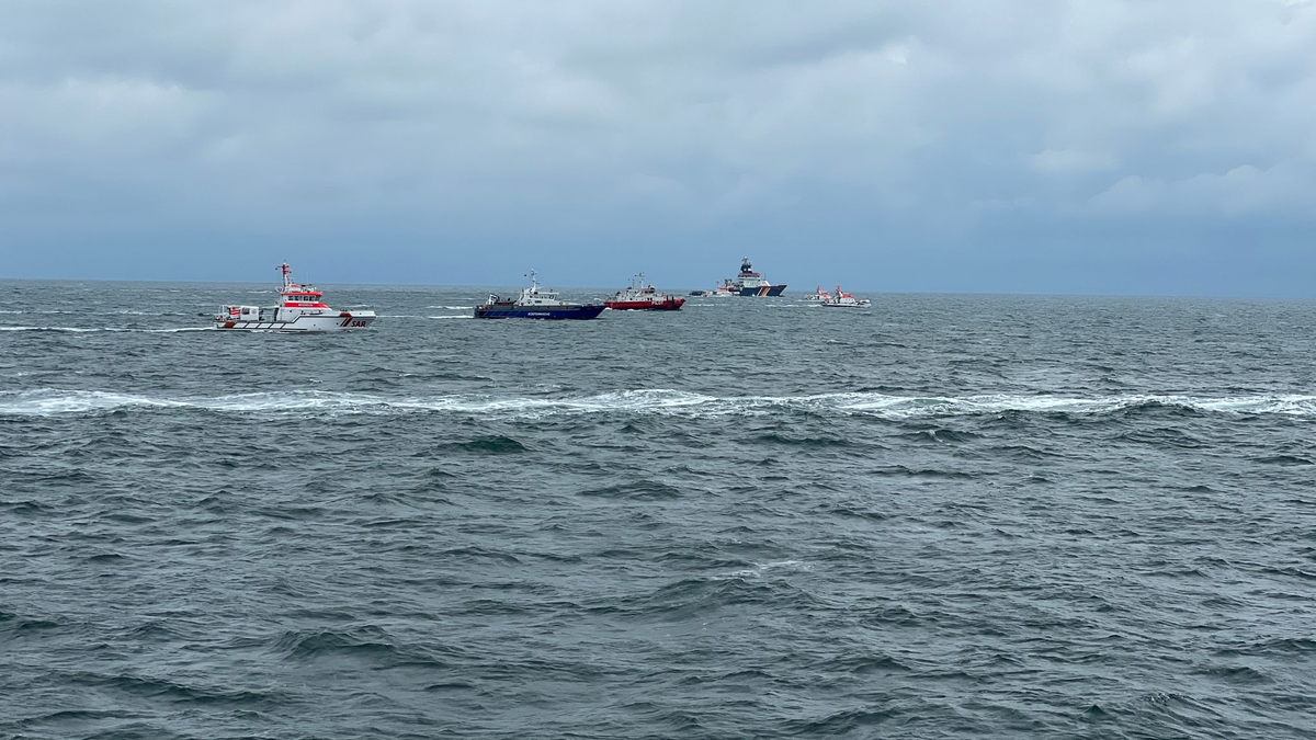 Suche nach den vermissten Seeleuten des Frachters «Verity», der am 24. Oktober nach einer Kollision mit einem anderen Schiff in der Nordsee gesunken ist. - Foto: Die Seenotretter – DGzRS/dpa