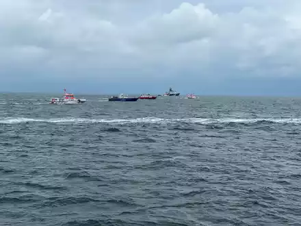 Suche nach vermissten Seeleuten des gesunkenen Frachters «Verity», der am 24. Oktober nach einer Kollision. - Foto: Die Seenotretter – DGzRS/dpa