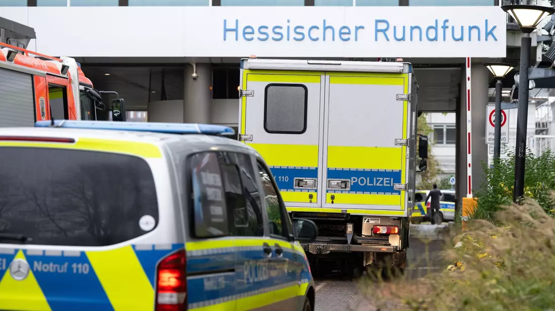 Polizeifahrzeuge auf dem Gelände des Hessischen Rundfunks in Frankfurt. - Bild: Boris Roessler/dpa