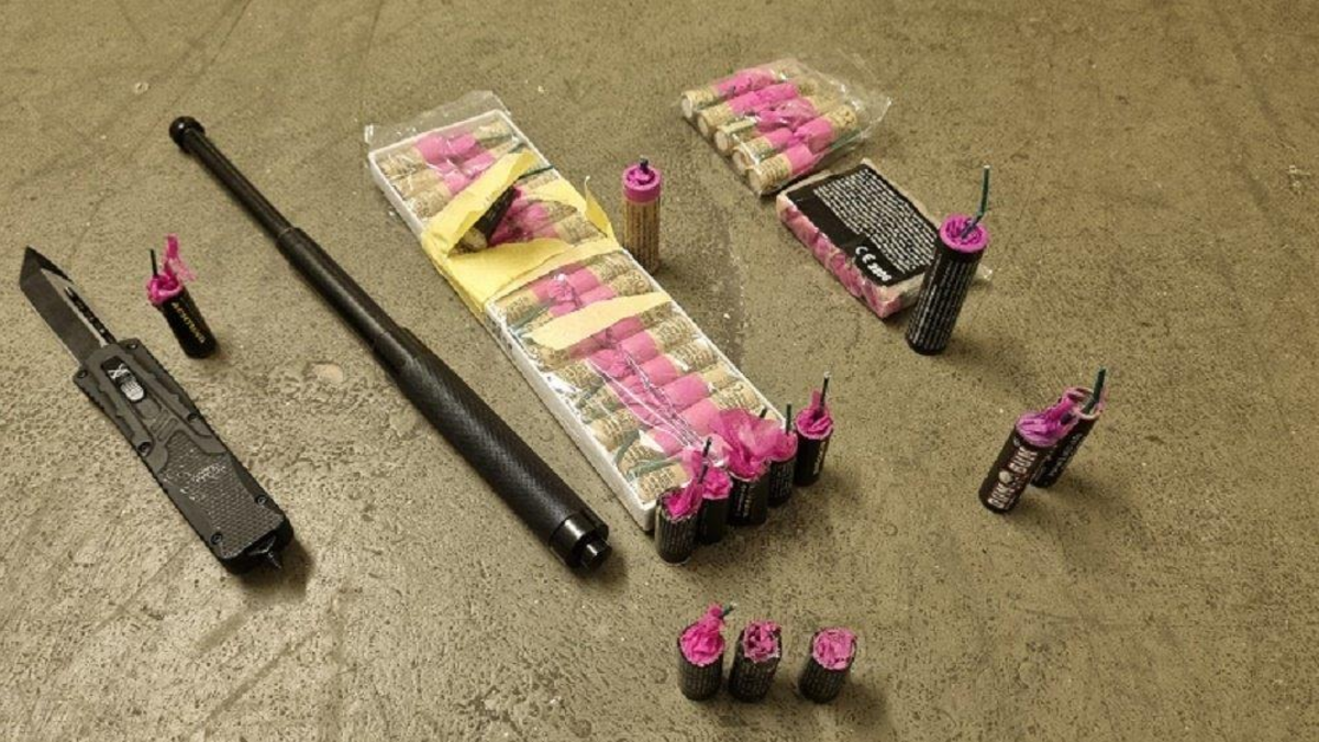 BPOL NRW: Bundespolizei stellt 55 Böller und verbotene Waffen bei Jugendgruppe sicher - Foto: presseportal.de