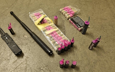 BPOL NRW: Bundespolizei stellt 55 Böller und verbotene Waffen bei Jugendgruppe sicher - Foto: presseportal.de