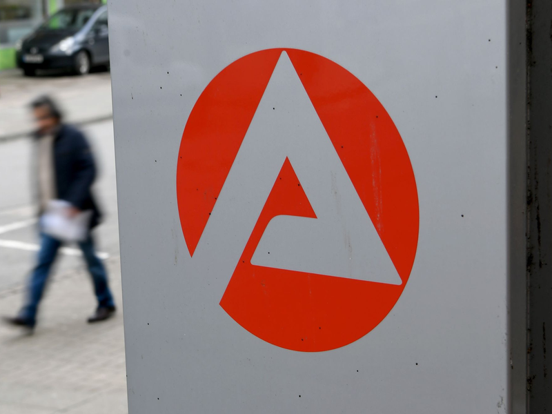 Im Oktober 2023 gibt es 165.000 Arbeitslose mehr als vor einem Jahr. - Foto: Sonja Wurtscheid/dpa