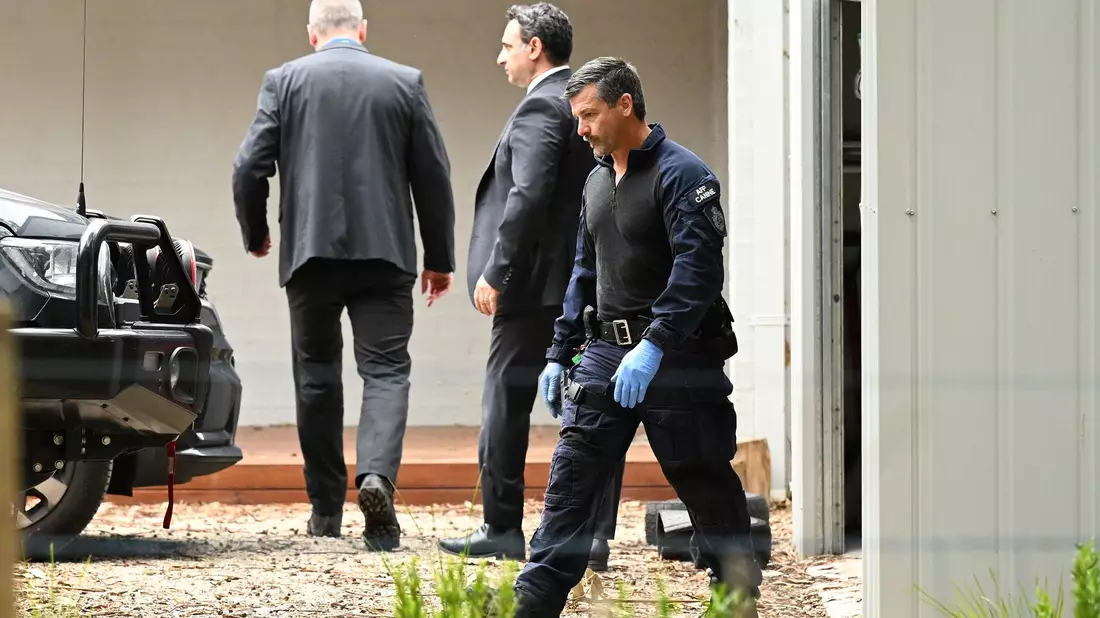 Polizeibeamte untersuchen das Grundstück von Erin Patterson in Leongatha, Victoria. - Bild: James Ross/AAP/dpa