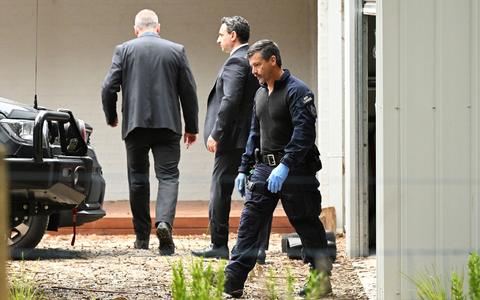 Polizeibeamte untersuchen ein Grundstück in Leongatha, Victoria. - Foto: James Ross/AAP/dpa