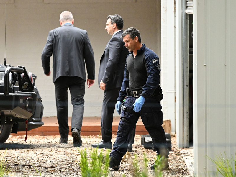 Polizeibeamte untersuchen ein Grundstück in Leongatha, Victoria. - Foto: James Ross/AAP/dpa