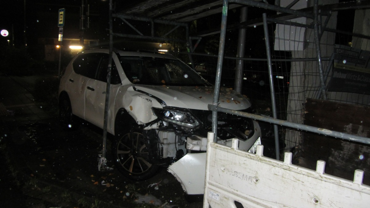 POL-NE: Alkoholisierter Autofahrer kollidiert mit Baugerüst - Foto: presseportal.de