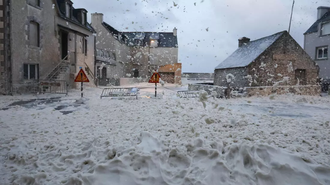 Schaum und Gischt fließen über eine Straße in Penmarc'h in Westfrankreich. - Bild: Fred Tanneau/AFP/dpa