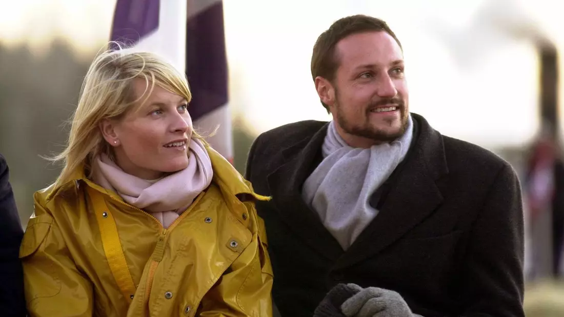 Norwegens Kronprinz Haakon und seine Frau  Mette-Marit unternehmen auf dem alten Dampfer «Engebret Soot» eine Reise durch die Region Oestfold, die südöstlich von Oslo gelegen ist (2001). - Bild: Erichsen/ Scanpix Norge/ Scanpix Norge/dpa
