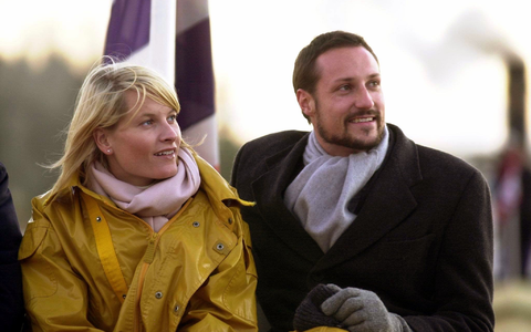 Norwegens Kronprinz Haakon und seine Frau  Mette-Marit unternehmen auf dem alten Dampfer «Engebret Soot» eine Reise durch die Region Oestfold, die südöstlich von Oslo gelegen ist (2001). - Foto: Erichsen/ Scanpix Norge/ Scanpix Norge/dpa