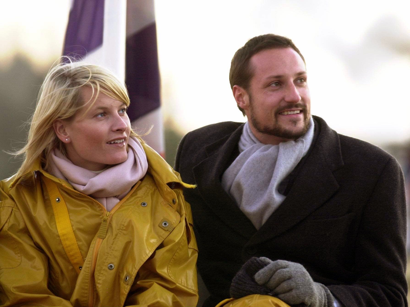 Norwegens Kronprinz Haakon und seine Frau  Mette-Marit unternehmen auf dem alten Dampfer «Engebret Soot» eine Reise durch die Region Oestfold, die südöstlich von Oslo gelegen ist (2001). - Foto: Erichsen/ Scanpix Norge/ Scanpix Norge/dpa
