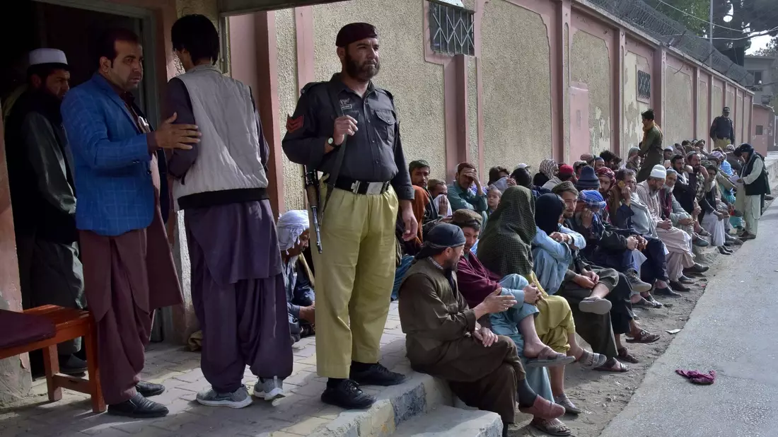 Afghanische Einwanderer warten vor dem afghanischen Konsulat im pakistanischen Quetta, um Reisedokumente für die Rückkehr in ihr Heimatland zu erhalten. - Bild: Arshad Butt/AP/dpa