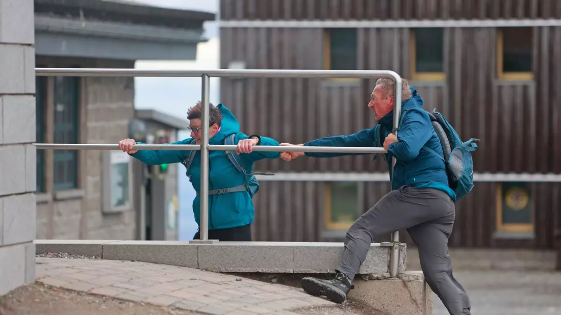 Menschen können sich kaum auf den Beinen halten: Das Tief hat den Harz erreicht. - Bild: Matthias Bein/dpa