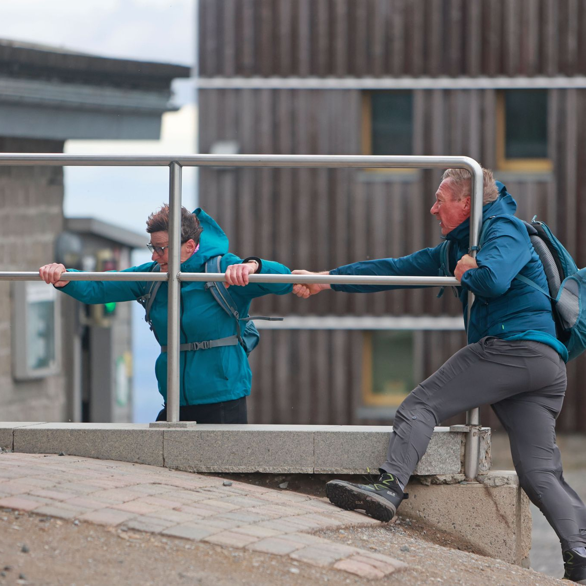 Eine Schlechtwetterfront zieht bei tief stehender Sonne über den Harz hinweg. - Foto: Matthias Bein/dpa