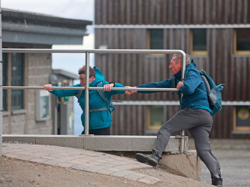 Eine Schlechtwetterfront zieht bei tief stehender Sonne über den Harz hinweg. - Foto: Matthias Bein/dpa