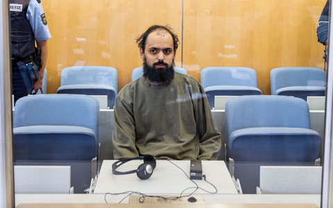 Der Angeklagte sitzt im Oberlandsgericht Düsseldorf auf der Anklagebank hinter einer Glasscheibe. - Foto: Christoph Reichwein/dpa