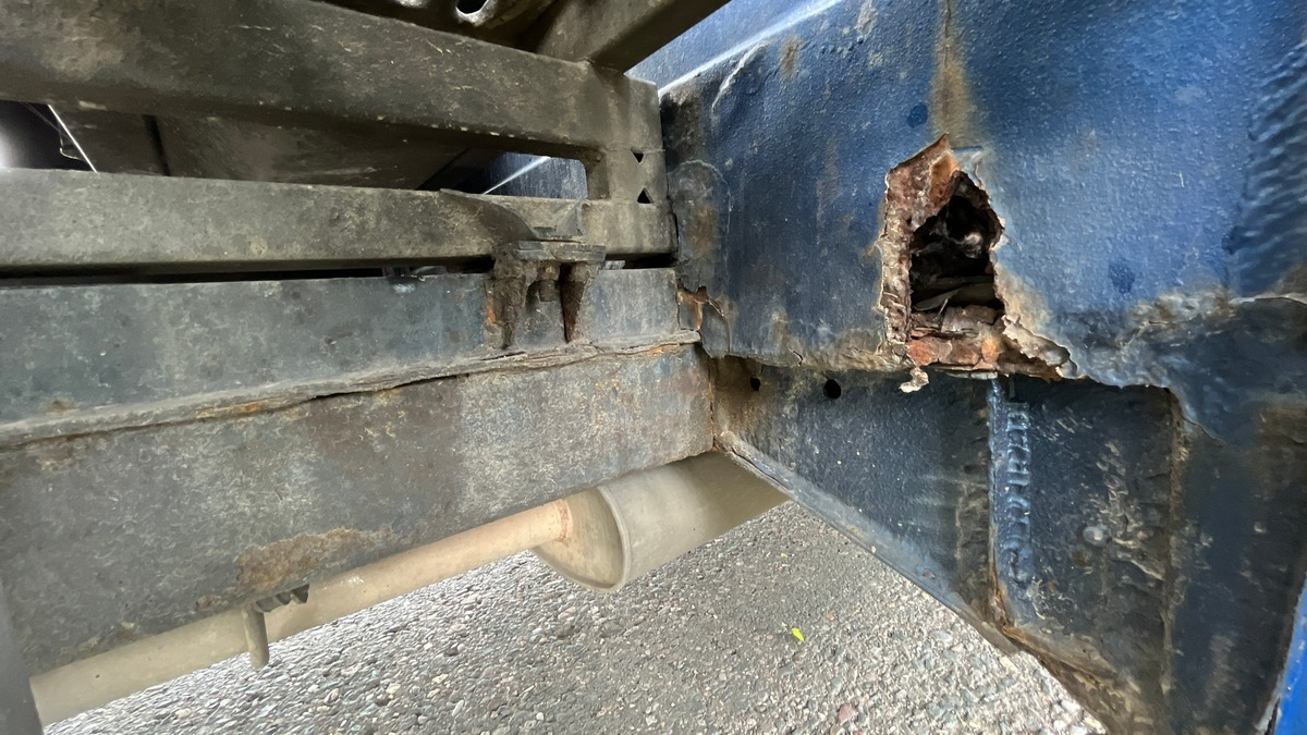 API-TH: Kontrollgruppe stoppt LKW-Schrotthaufen mit Holzrahmen - Foto: presseportal.de