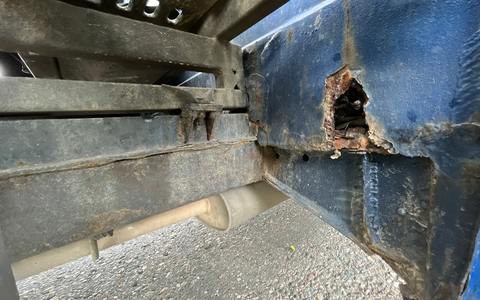 API-TH: Kontrollgruppe stoppt LKW-Schrotthaufen mit Holzrahmen - Foto: presseportal.de