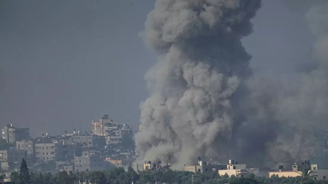 Rauch steigt nach einem israelischen Luftangriff im Gazastreifen auf. - Bild: Ariel Schalit/AP/dpa