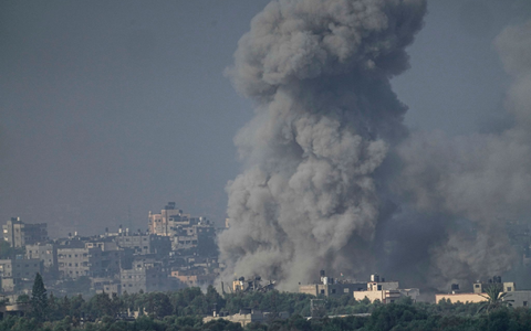 Rauch steigt nach einem israelischen Luftangriff im Gazastreifen auf. - Foto: Ariel Schalit/AP/dpa