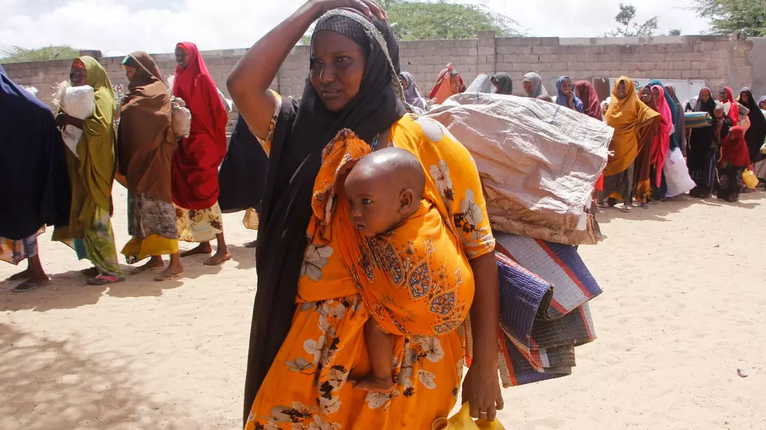 Menschen, die vor einer Dürre geflohen sind, in einer behelfsmäßigen Unterkunft für Vertriebene in Mogadischu (Somalia). - Bild: Farah Abdi Warsameh/AP/dpa