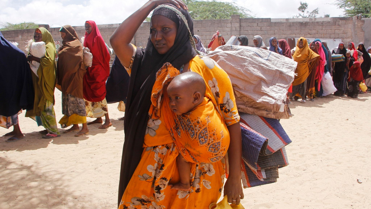 Menschen, die vor einer Dürre geflohen sind, in einer behelfsmäßigen Unterkunft für Vertriebene in Mogadischu (Somalia). - Foto: Farah Abdi Warsameh/AP/dpa