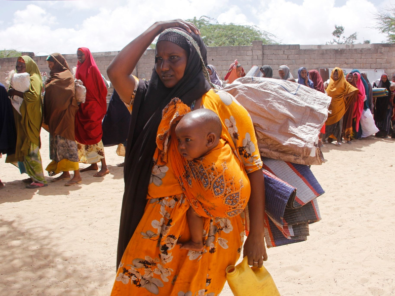 Menschen, die vor einer Dürre geflohen sind, in einer behelfsmäßigen Unterkunft für Vertriebene in Mogadischu (Somalia). - Foto: Farah Abdi Warsameh/AP/dpa