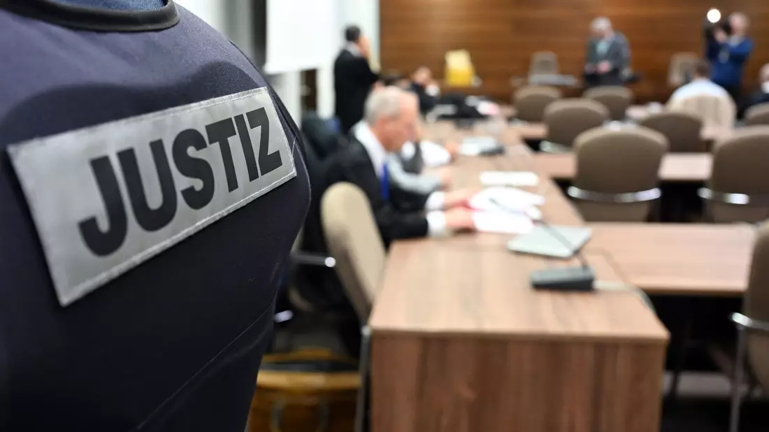 Die Angeklagten warten mit ihren Rechtsanwälten auf den Beginn des Prozesses. - Bild: Federico Gambarini/dpa