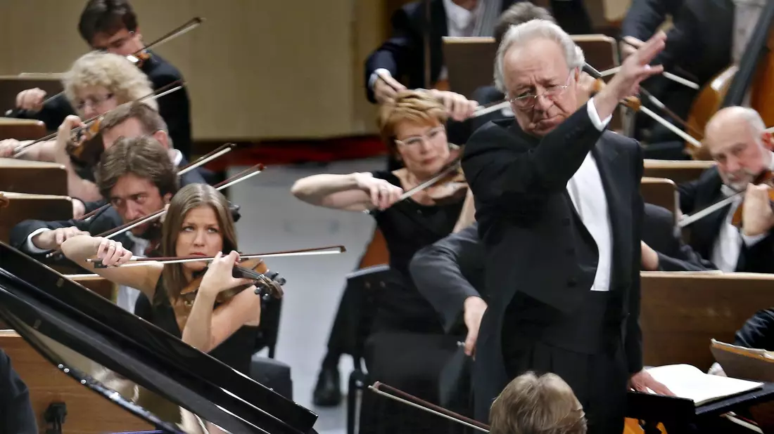 Der russische Dirigent Juri Temirkanow (r) dirigiert das St. Petersburger Philharmonieorchester. - Bild: Robert Ghement/EPA/dpa