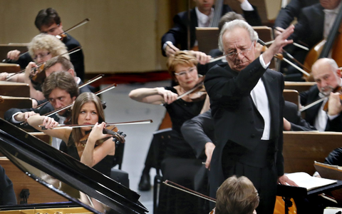 Der russische Dirigent Juri Temirkanow (r) dirigiert das St. Petersburger Philharmonieorchester. - Foto: Robert Ghement/EPA/dpa Der russische Dirigent Juri Temirkanow (r) dirigiert das St. Petersburger Philharmonieorchester. - Foto: Robert Ghement/EPA/dpa